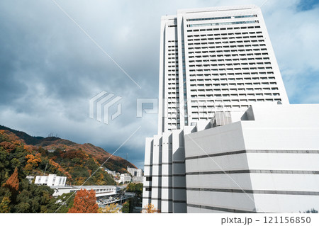 紅葉のJR新神戸駅（山陽新幹線） 121156850