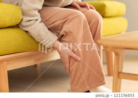 足のふくらはぎの痛みに苦しむミドル〜シニア女性 足のふくらはぎの痛みに苦しむミドル〜シニア女性 121156855