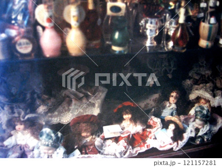 イタリアのショーウインドーの人形と香水 イタリアのショーウインドーの人形と香水 121157281