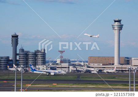 羽田空港を離陸する旅客機 羽田空港を離陸する旅客機 121157389