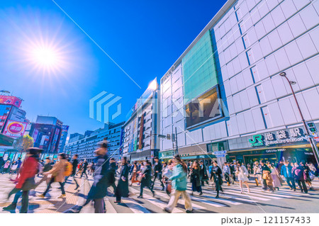 日本の東京都市景観 師走。低く横切る太陽光や長い影、池袋駅東口(北)などを望む…希望の光＝7日 121157433