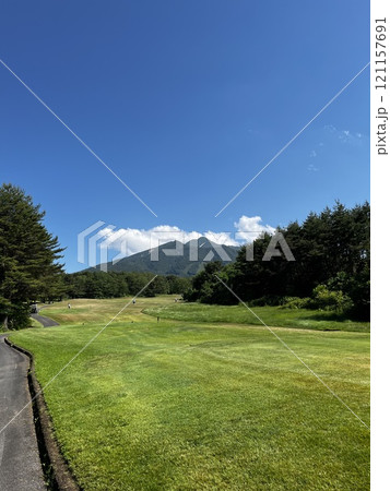 新緑の岩木山を望むゴルフラウンド 新緑の岩木山を望むゴルフラウンド 121157691