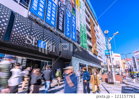 日本の東京都市景観 師走。背後を低く横切る太陽光で長く伸びる影、池袋駅東口、西武などを望む…＝7日 121157761
