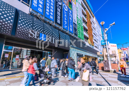 日本の東京都市景観 師走。背後を低く横切る太陽光で長く伸びる影、池袋駅東口、西武などを望む…＝7日 121157762