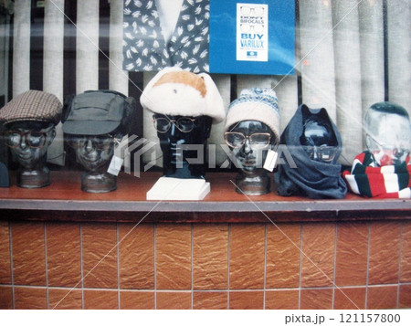 イギリスのショーウインドーの眼鏡と帽子 121157800