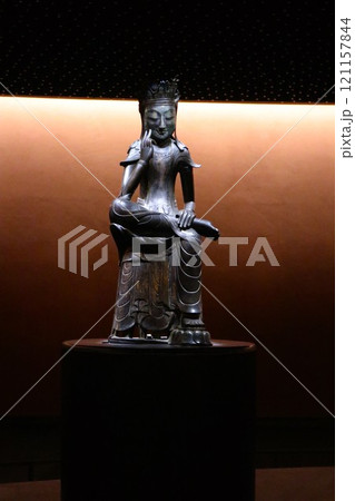 韓国国立中央博物館、国宝第78号、金銅半跏思惟像 121157844