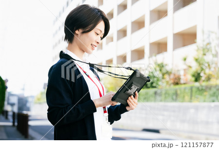 タブレットを持つ医療スタッフの女性 タブレットを持つ医療スタッフの女性 121157877