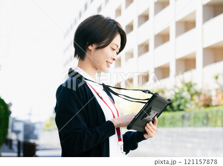 タブレットを持つ医療スタッフの女性 121157878
