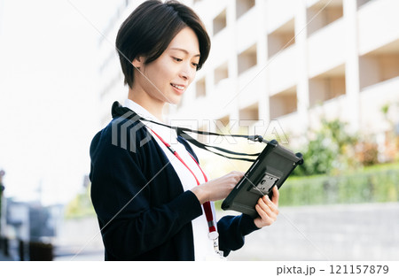 タブレットを持つ医療スタッフの女性 タブレットを持つ医療スタッフの女性 121157879