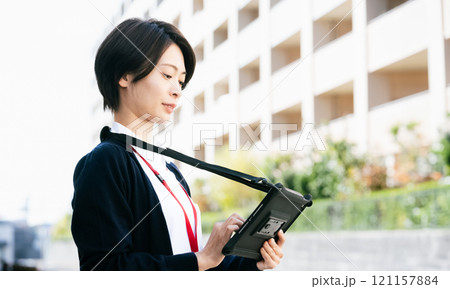 タブレットを持つ医療スタッフの女性 121157884