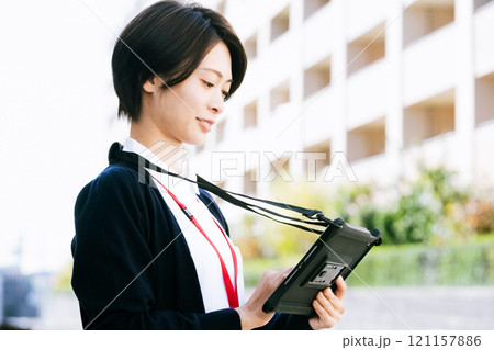 タブレットを持つ医療スタッフの女性 タブレットを持つ医療スタッフの女性 121157886