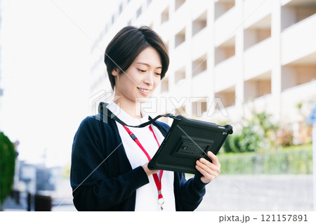 タブレットを持つ医療スタッフの女性 タブレットを持つ医療スタッフの女性 121157891