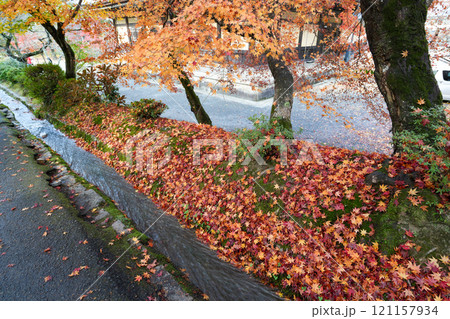紅葉真っ盛りの京都・南禅寺（2024年12月撮影） 121157934