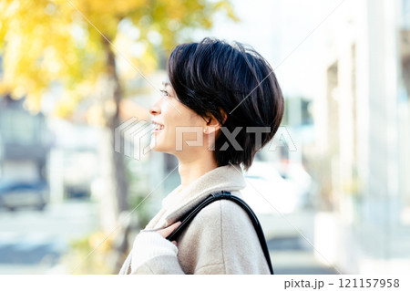 屋外でコートを着た女性 屋外でコートを着た女性 121157958