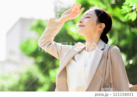 太陽光を気にするスーツ姿の女性 121158031