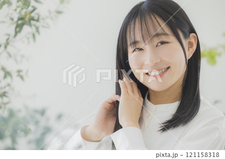 若い女性のヘアケアイメージ 若い女性のヘアケアイメージ 121158318