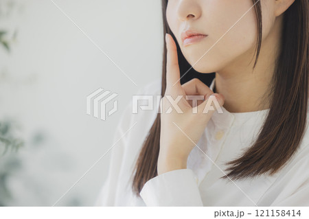 スキンケアで悩む若い女性 スキンケアで悩む若い女性 121158414