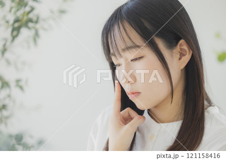 スキンケアで悩む若い女性 121158416