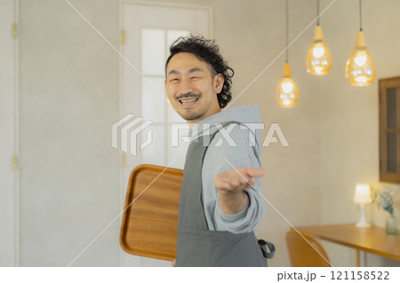 カフェで働く男性 121158522