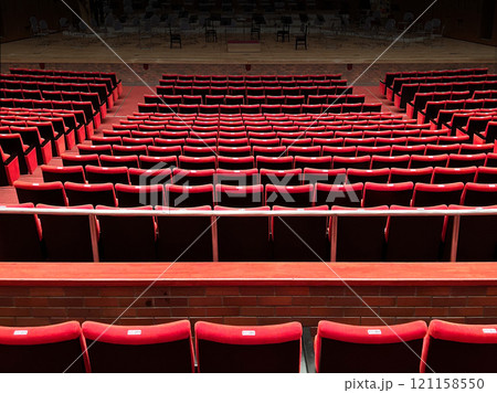 開演前の赤い席 121158550