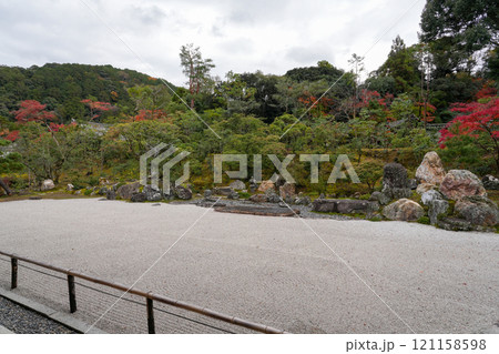 徳川家康の遺髪を祀る東照宮が境内にある京都・南禅寺の金地院 121158598