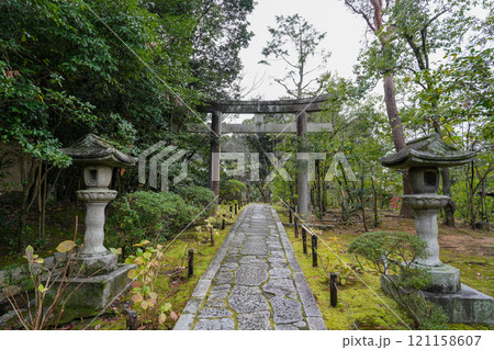 徳川家康の遺髪を祀る東照宮が境内にある京都・南禅寺の金地院 121158607