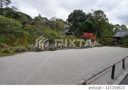 徳川家康の遺髪を祀る東照宮が境内にある京都・南禅寺の金地院 121158621