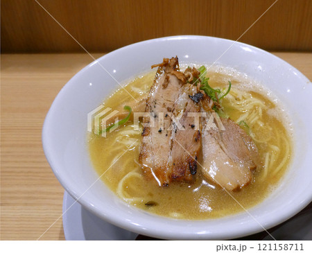 厚切りチャーシューが美味しそうな、醤油ラーメンの写真 121158711