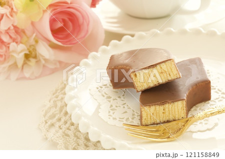 チョコレートバウムクーヘンとレモンティー 121158849