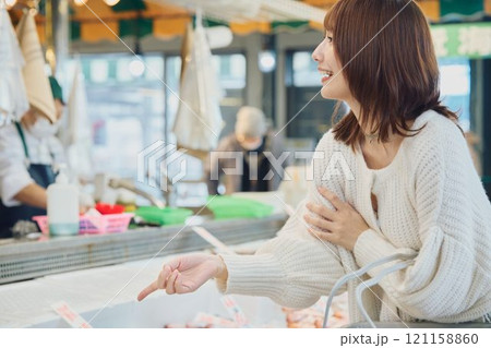 市場で買い物する若い女性 121158860