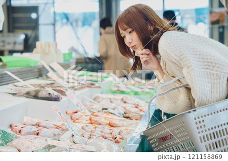 市場で買い物する若い女性 121158869