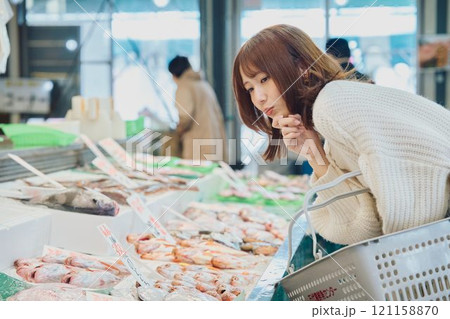 市場で買い物する若い女性 121158870