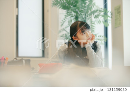 勉強がはかどらない女子高校生 121159080