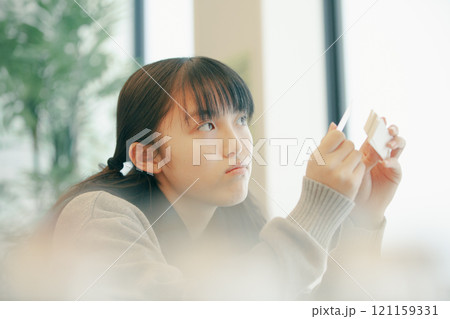 勉強に集中できない女子高校生 勉強に集中できない女子高校生 121159331