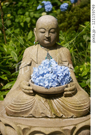 石像に捧げられた青いアジサイ 121159749