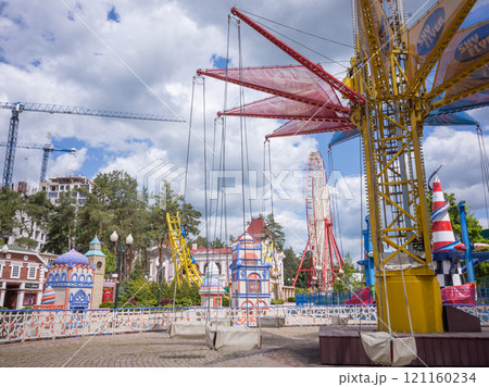 【ウクライナ】東部ハルキウ市街の営業停止して人気のない遊園地のアトラクション 【ウクライナ】東部ハルキウ市街の営業停止して人気のない遊園地のアトラクション 121160234