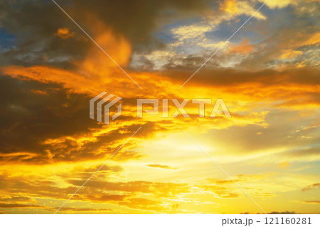 茜色の夕焼け空の美しい風景（埼玉県川口市にて2024年撮影） 121160281