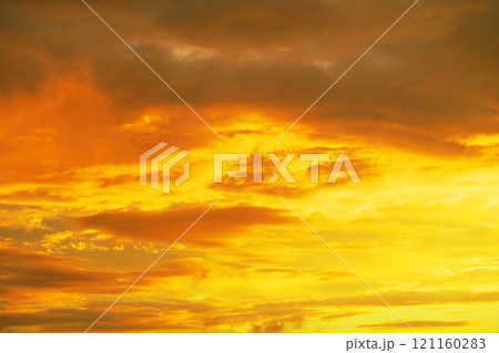 茜色の夕焼け空の美しい風景（埼玉県川口市にて2024年撮影） 121160283