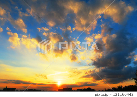 暗雲(黒雲)も広がる夕焼け空の美しい風景 暗雲(黒雲)も広がる夕焼け空の美しい風景 121160442