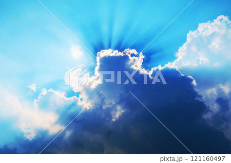 太陽光が放射状に広がる暗雲と青空の美しい風景 121160497