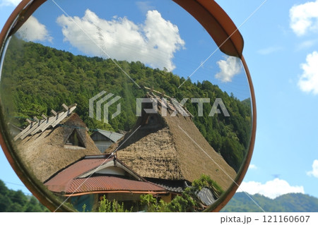 初秋の美山かやぶきの里　鏡に映った茅葺きの家 121160607