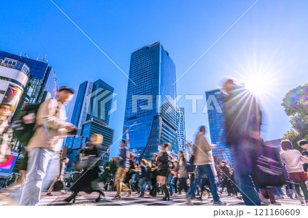 日本の東京都市景観 師走…朝の日差し…大混雑する渋谷スクランブル交差点…新時代に幸あれ＝7日、渋谷 121160609