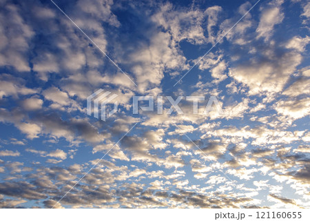 太陽の斜光線を浴びて輝く雲【背景素材としての夕景造形編】 121160655