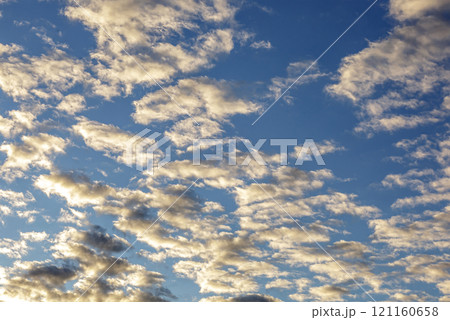 太陽の斜光線を浴びて輝く雲【背景素材としての夕景造形編】 121160658