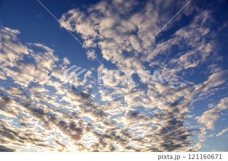 太陽の斜光線を浴びて輝く雲【背景素材としての夕景造形編】 121160671