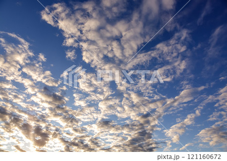 太陽の斜光線を浴びて輝く雲【背景素材としての夕景造形編】 121160672