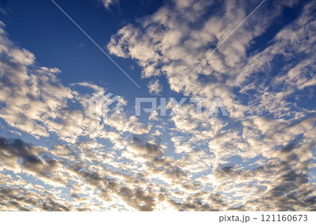 太陽の斜光線を浴びて輝く雲【背景素材としての夕景造形編】 太陽の斜光線を浴びて輝く雲【背景素材としての夕景造形編】 121160673