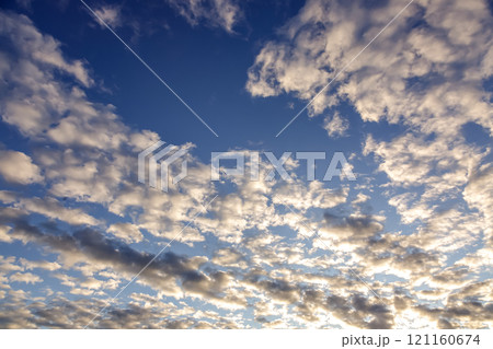 太陽の斜光線を浴びて輝く雲【背景素材としての夕景造形編】 太陽の斜光線を浴びて輝く雲【背景素材としての夕景造形編】 121160674