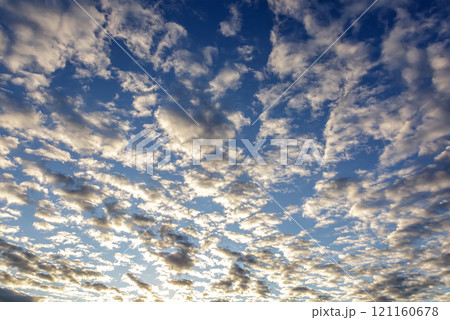 太陽の斜光線を浴びて輝く雲【背景素材としての夕景造形編】 121160678