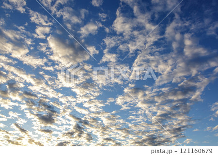 太陽の斜光線を浴びて輝く雲【背景素材としての夕景造形編】 121160679